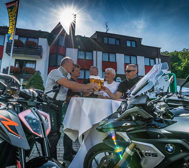 Nach der Motorradtour im Waldhotel Eisenberg ein Bier trinken