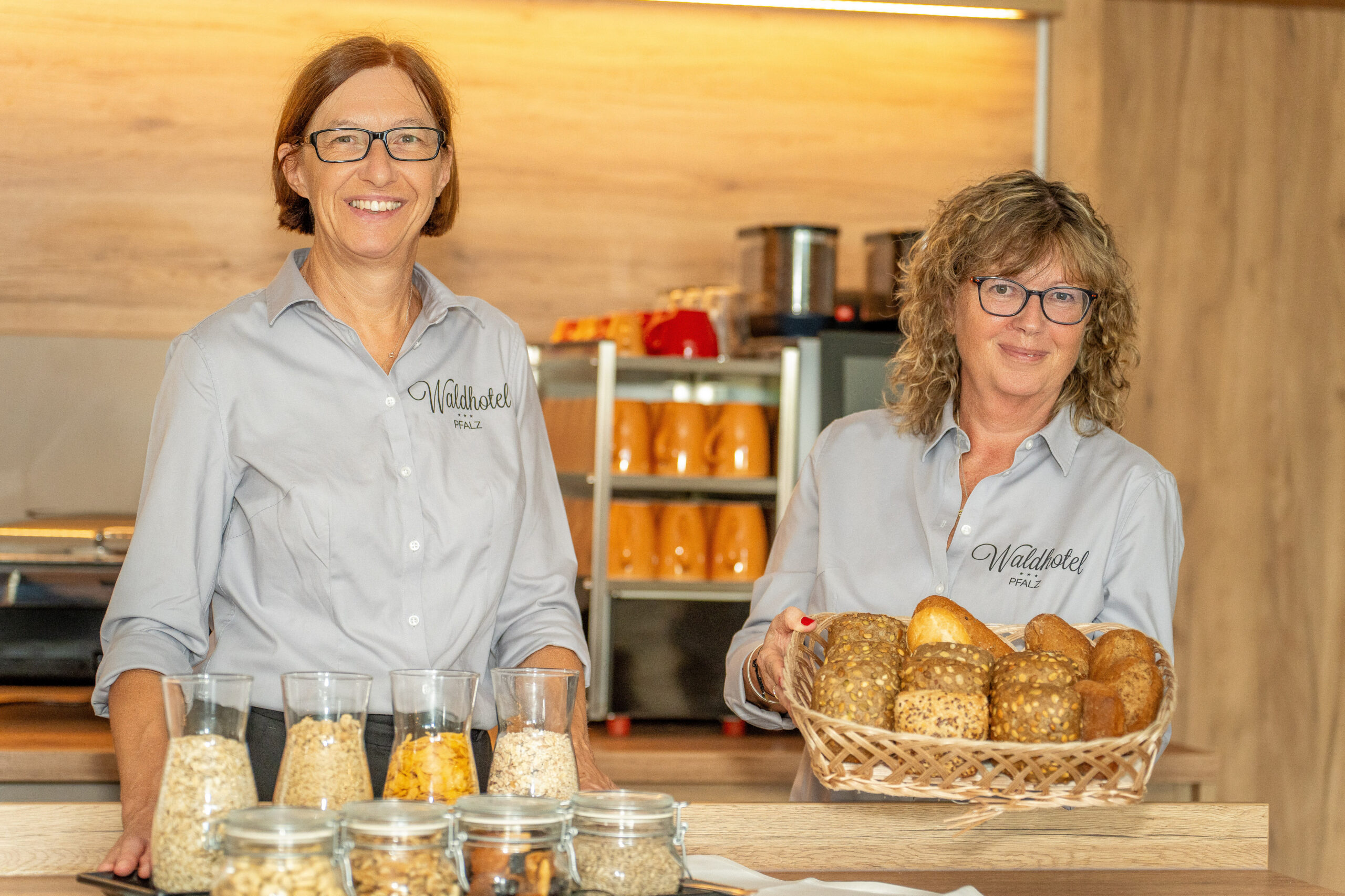 Team Frühstück mit Brötchen Korb